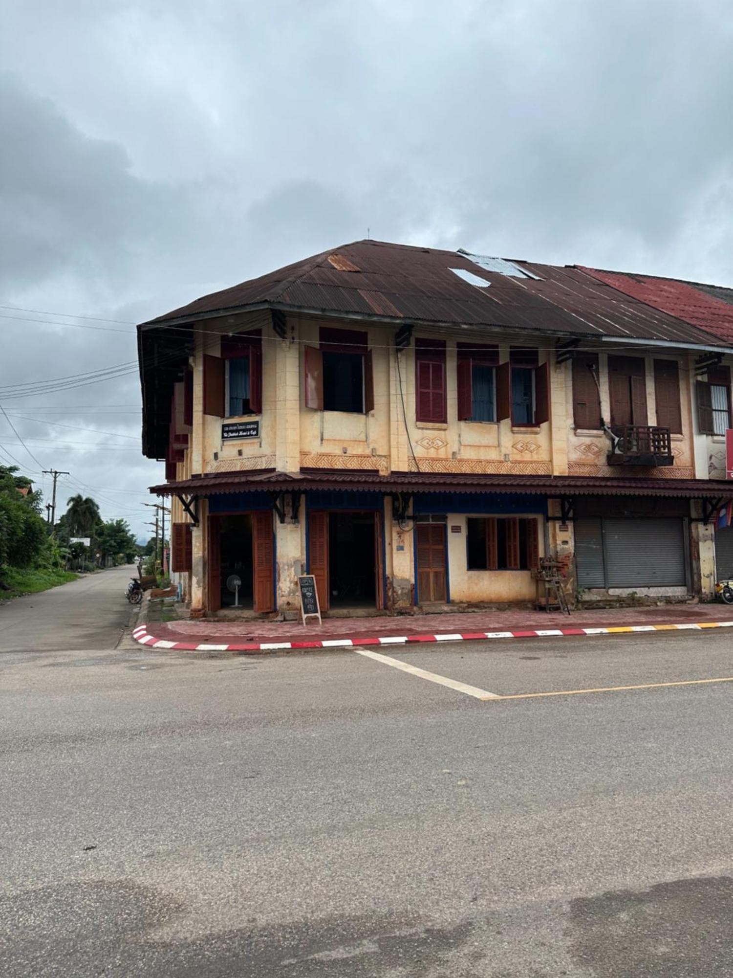 Via Thakhek Hostel & Cafe Exterior photo